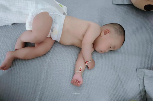 宜宾三个月宝宝抬头不稳